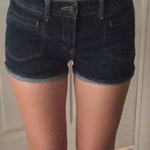 Dark washed short-shorts